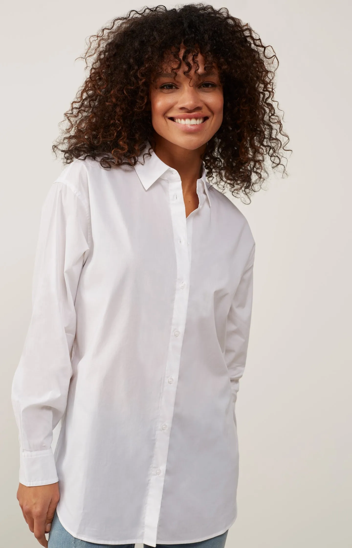 Classic poplin blouse in a long and oversized boyfriend fit